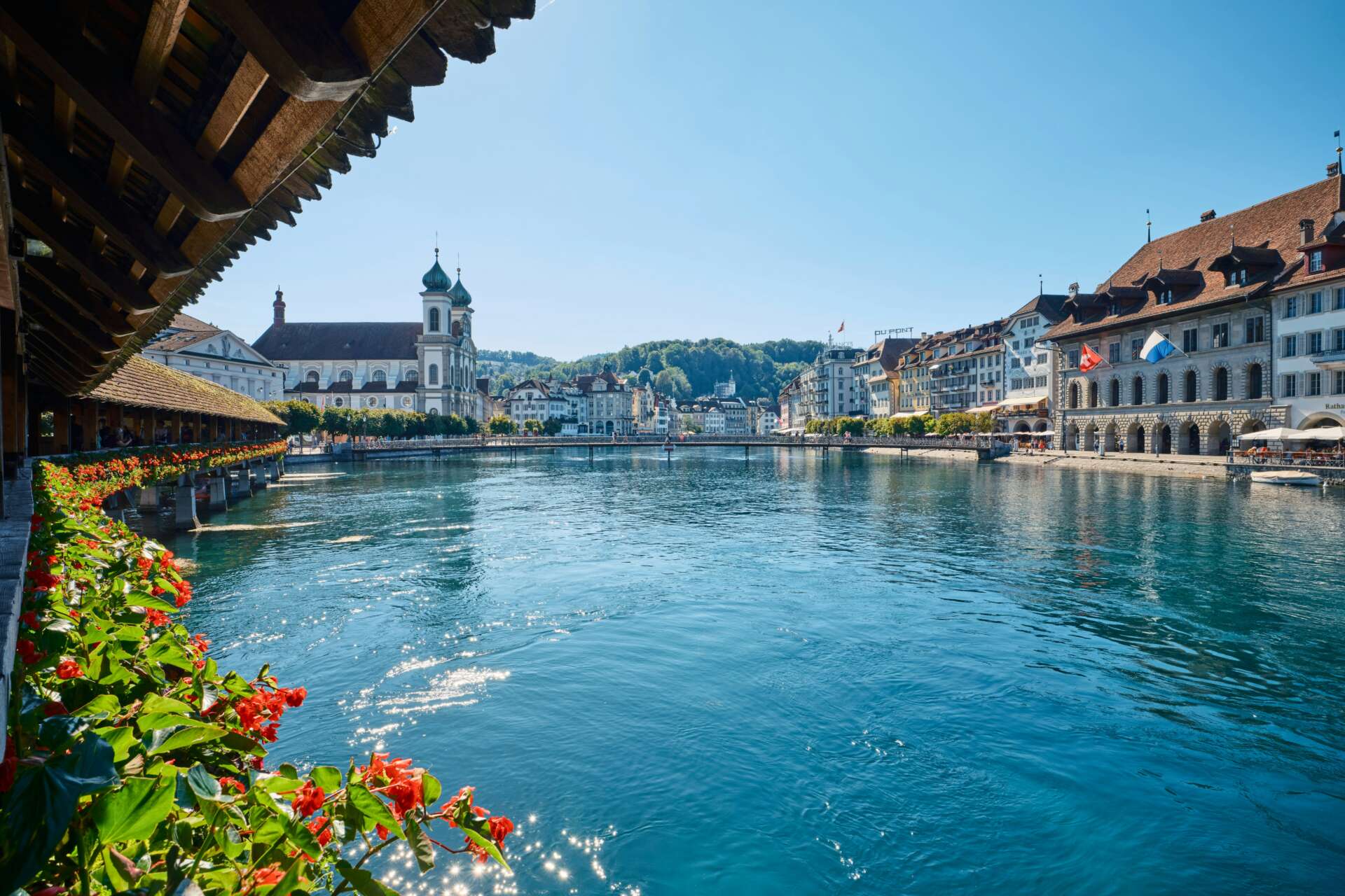 Kapellbrücke und Altstadt von Luzern am Vierwaldstättersee mit Blick auf die Reuss