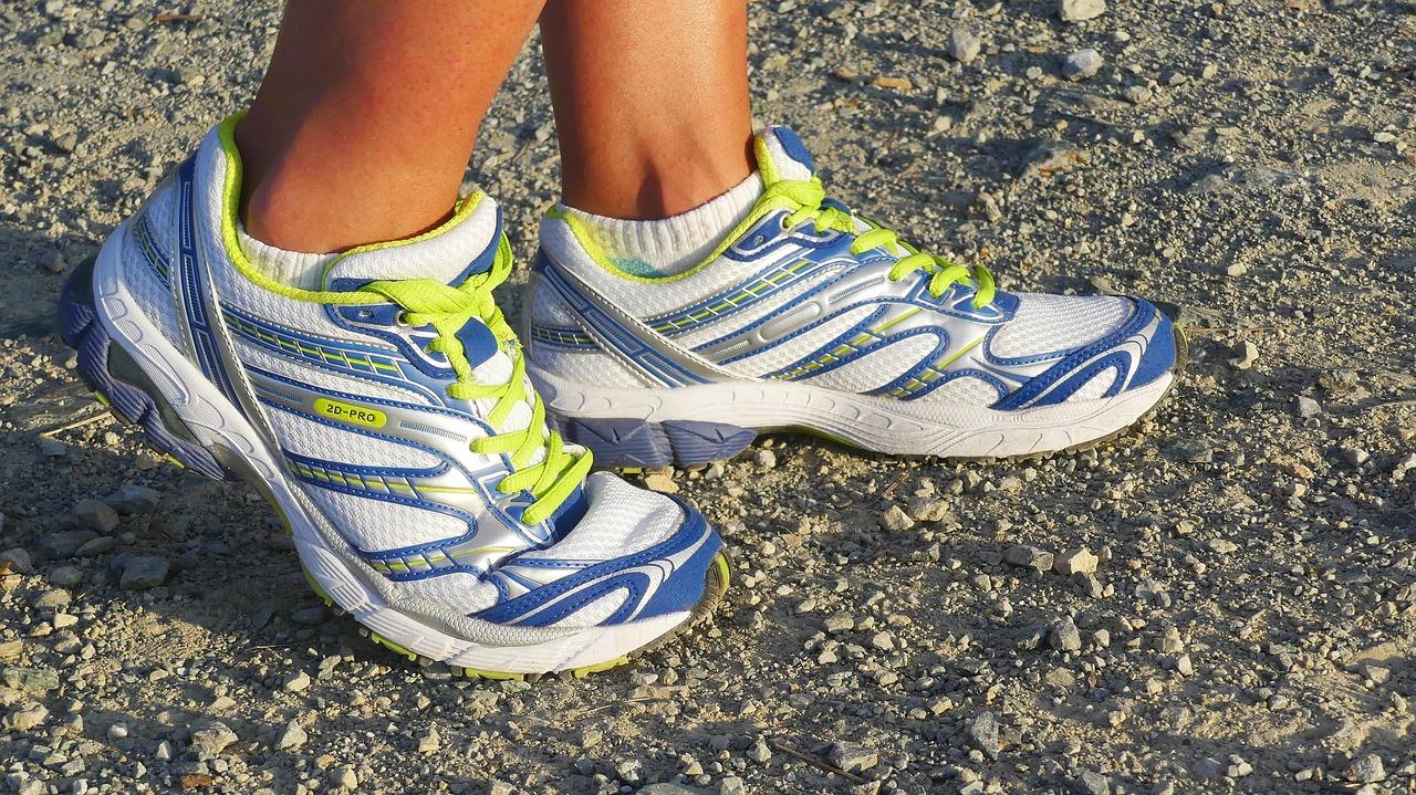 Sportschuhe mit Dämpfung und Profil auf einem Schotterweg