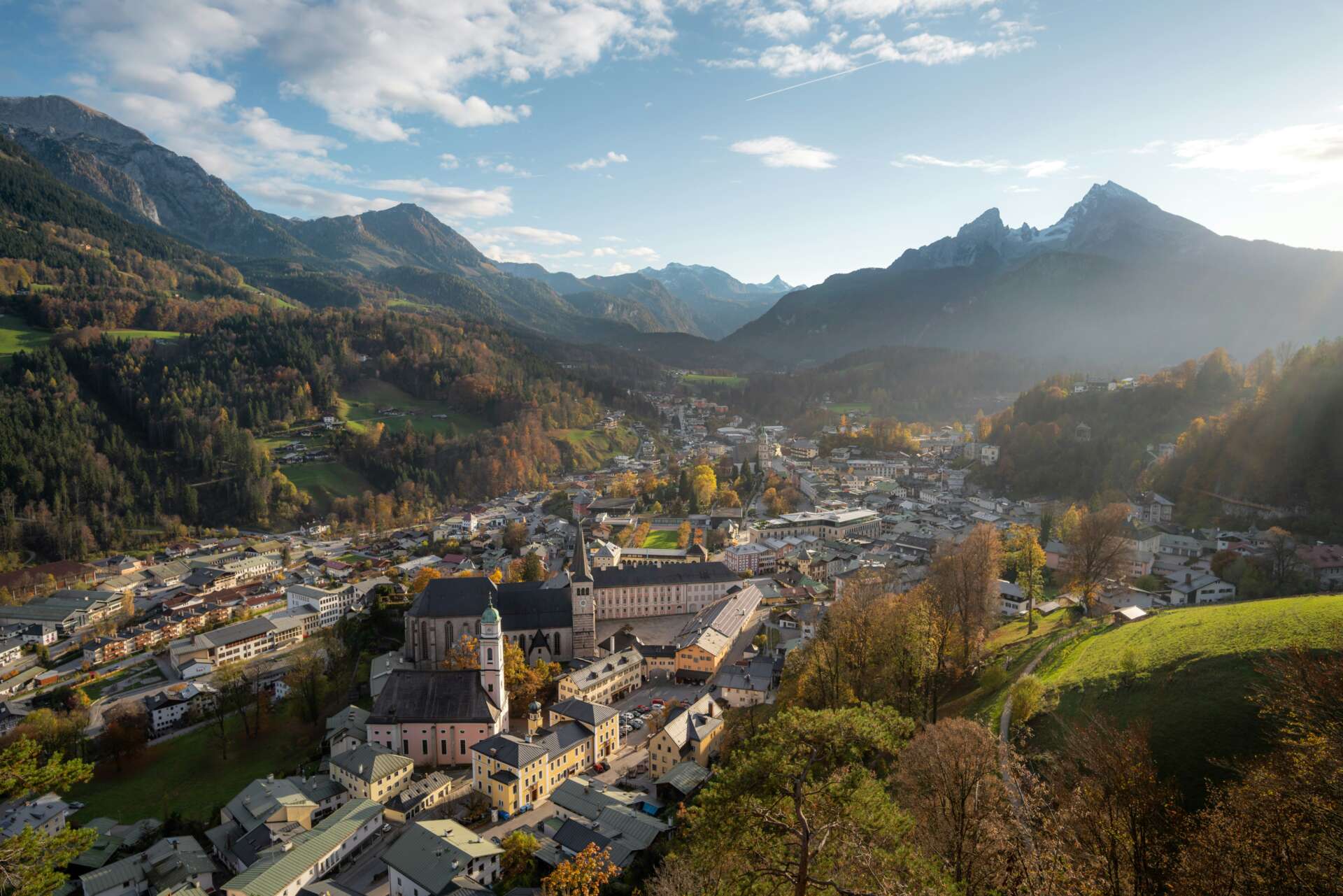 Panorama über Berchtesgaden mit Stiftskirche und Bergkulisse im Berchtesgadener Land