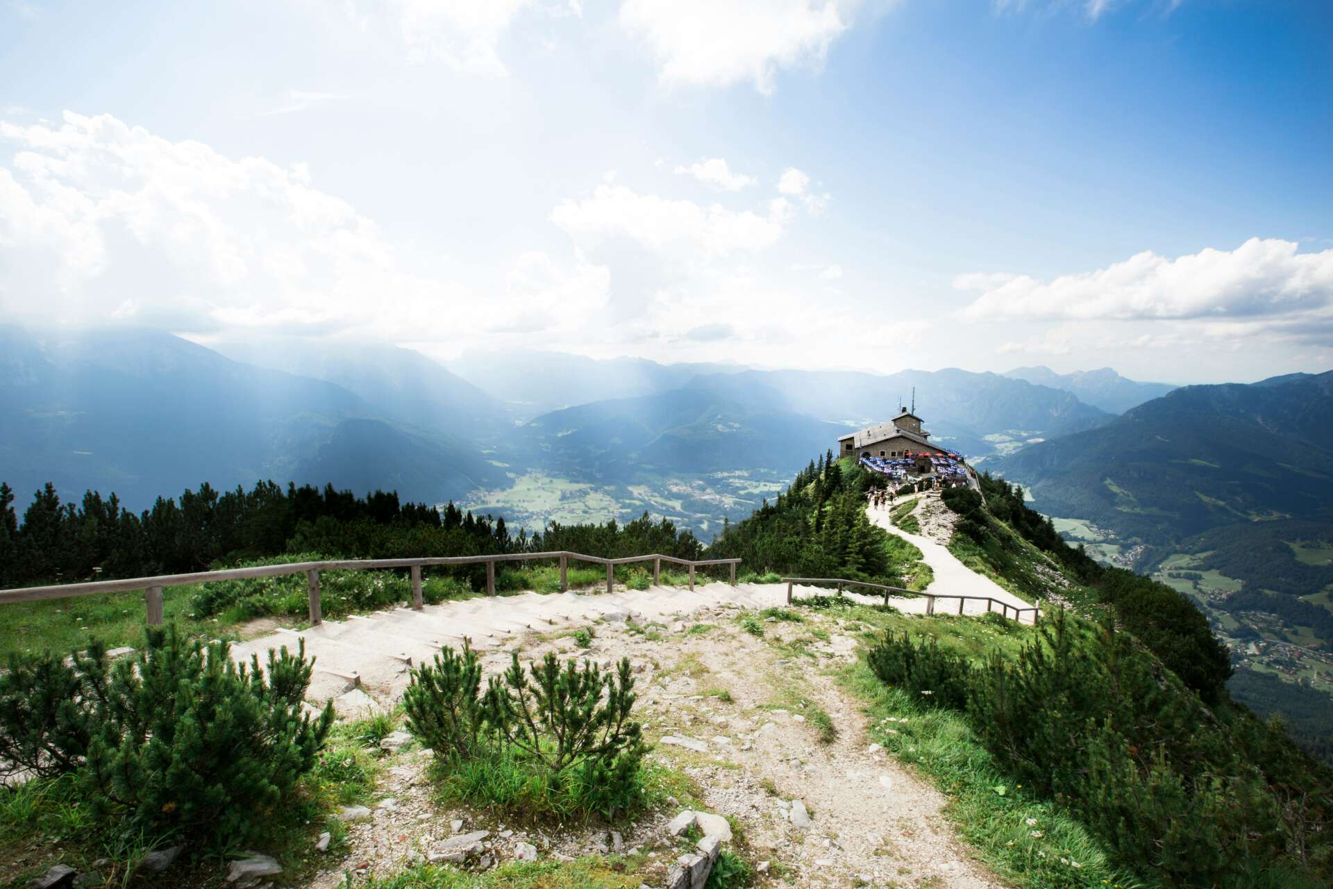 Wanderweg zum Kehlsteinhaus mit Aussicht auf die Berchtesgadener Alpen und das Berchtesgadener Land