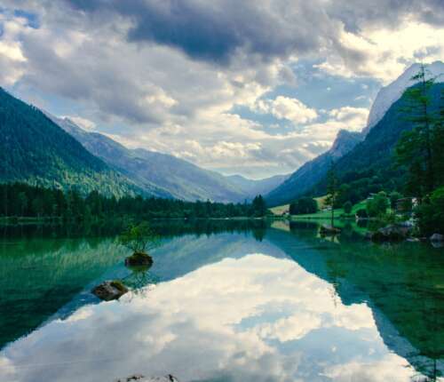 Hintersee bei Ramsau mit Bergpanorama und Spiegelung im See entlang des Rundwegs