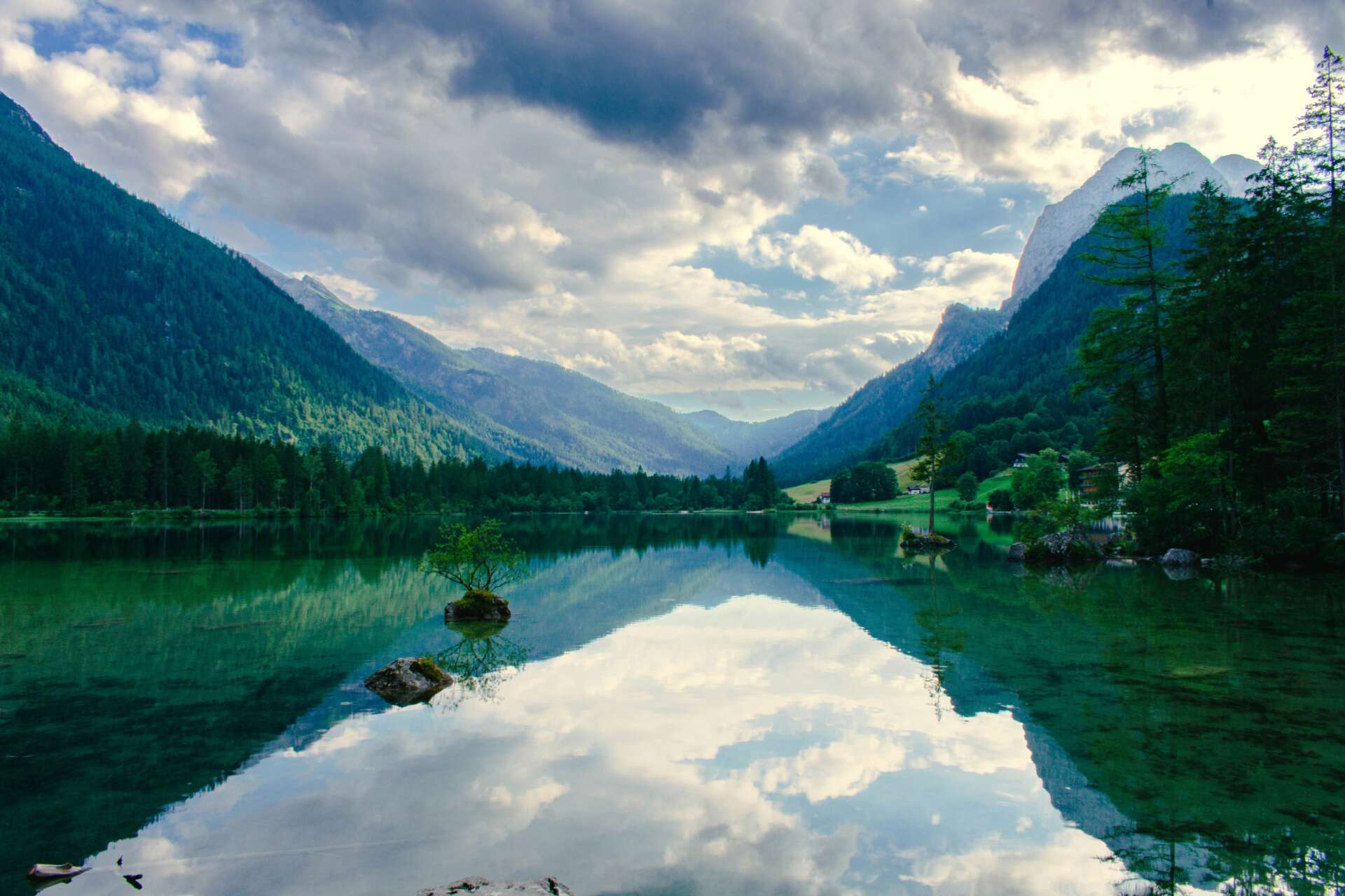 Hintersee bei Ramsau mit Bergpanorama und Spiegelung im See entlang des Rundwegs