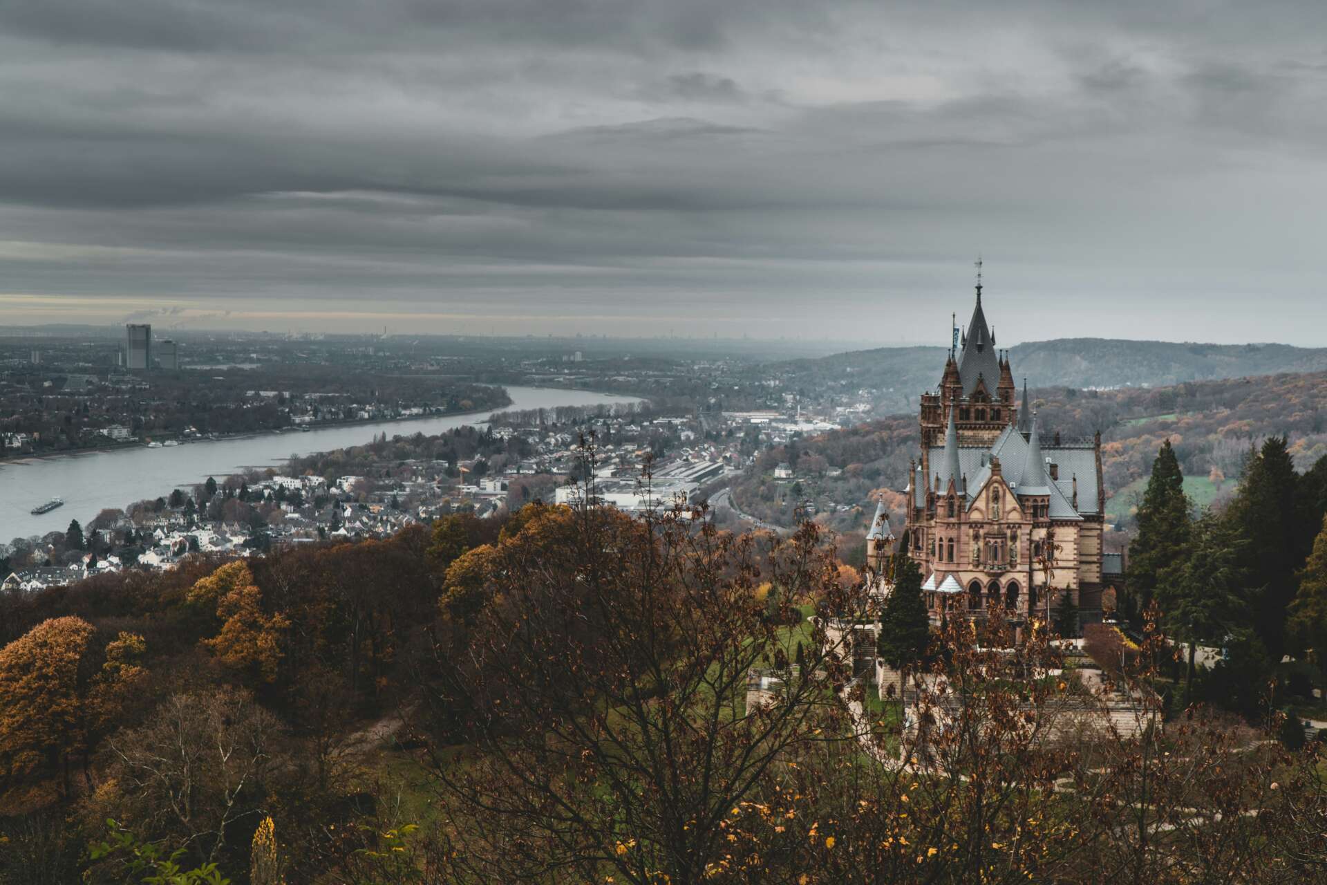 Blick vom Drachenfels auf Schloss Drachenburg, Königswinter und den Rhein.