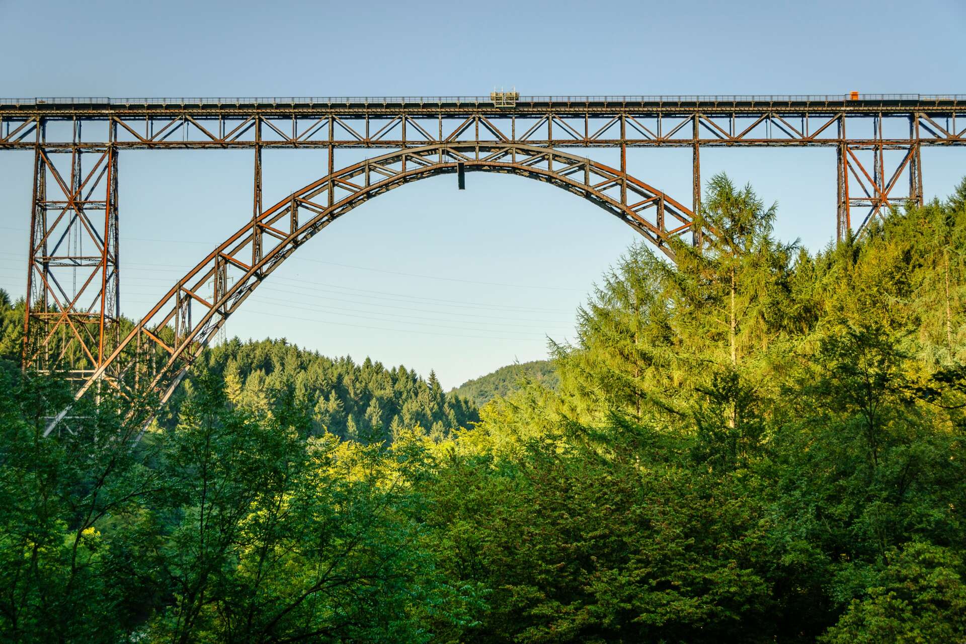 Die Müngstener Brücke überspannt das bewaldete Wuppertal bei Solingen.
