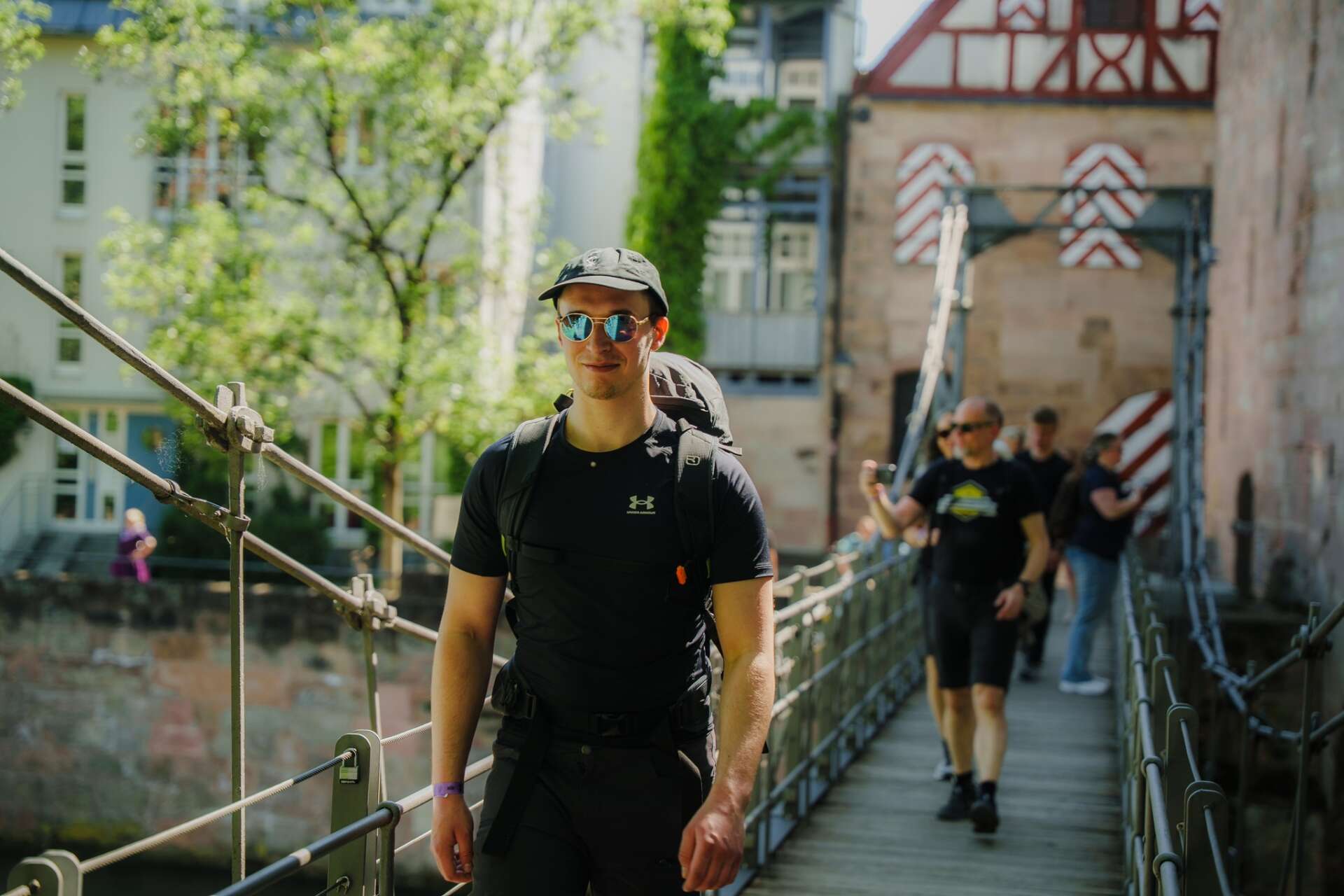 Wanderer mit Rucksack und funktionaler Kleidung auf einer langen Tour