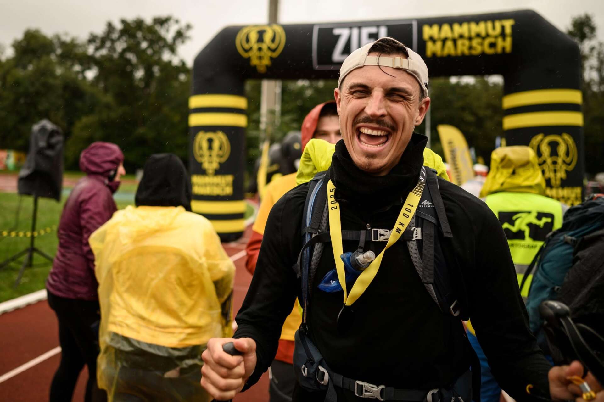 Teilnehmer nach einer langen Wanderung im Ziel beim Mammutmarsch