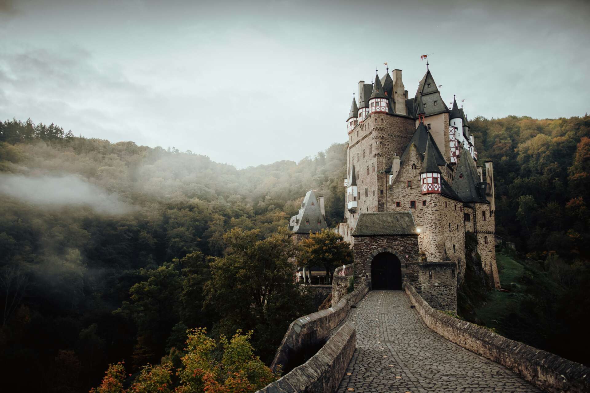 Burg Eltz im Elzbachtal in Rheinland-Pfalz