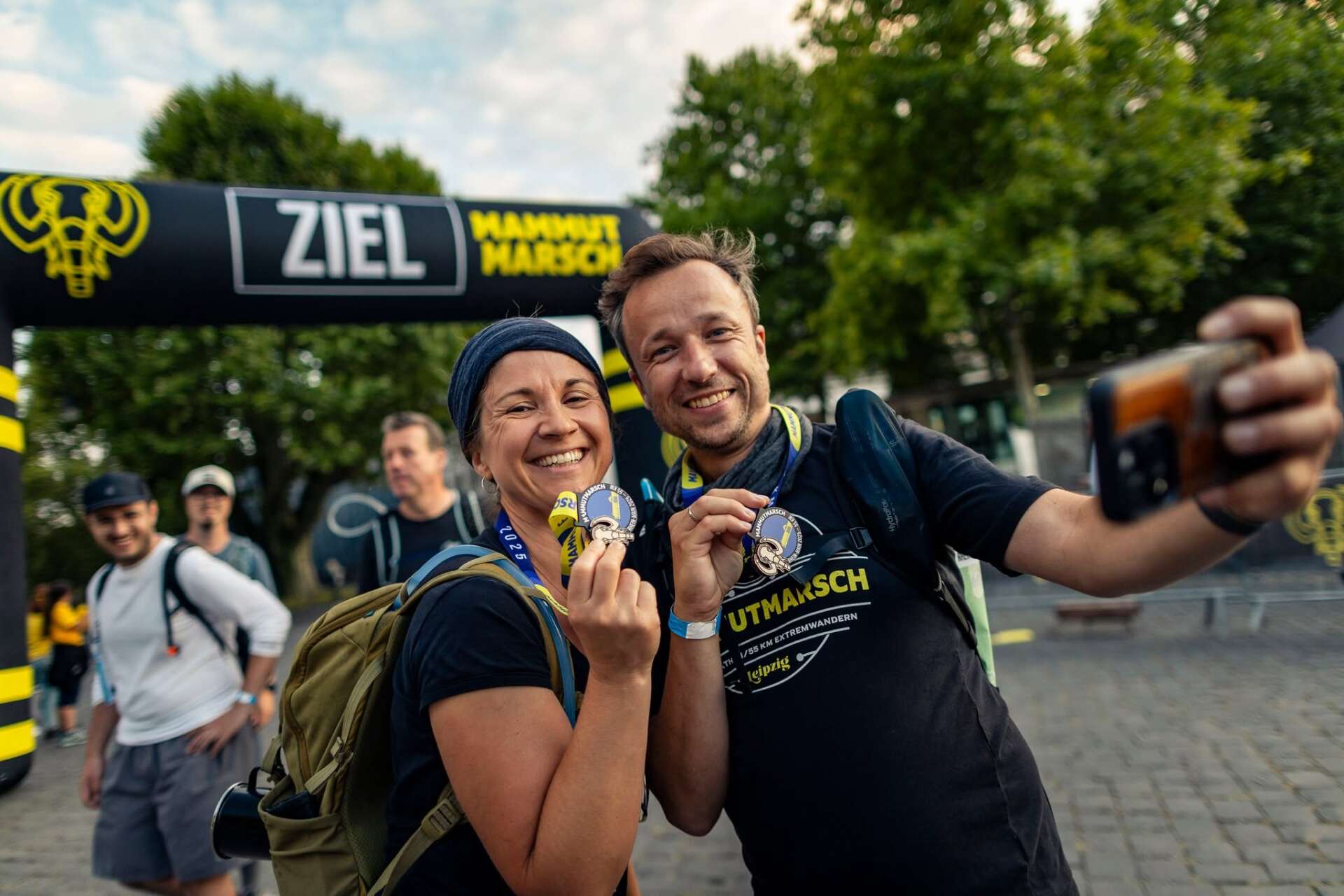 Zwei Teilnehmer mit Medaillen im Ziel beim Mammutmarsch Wiesbaden