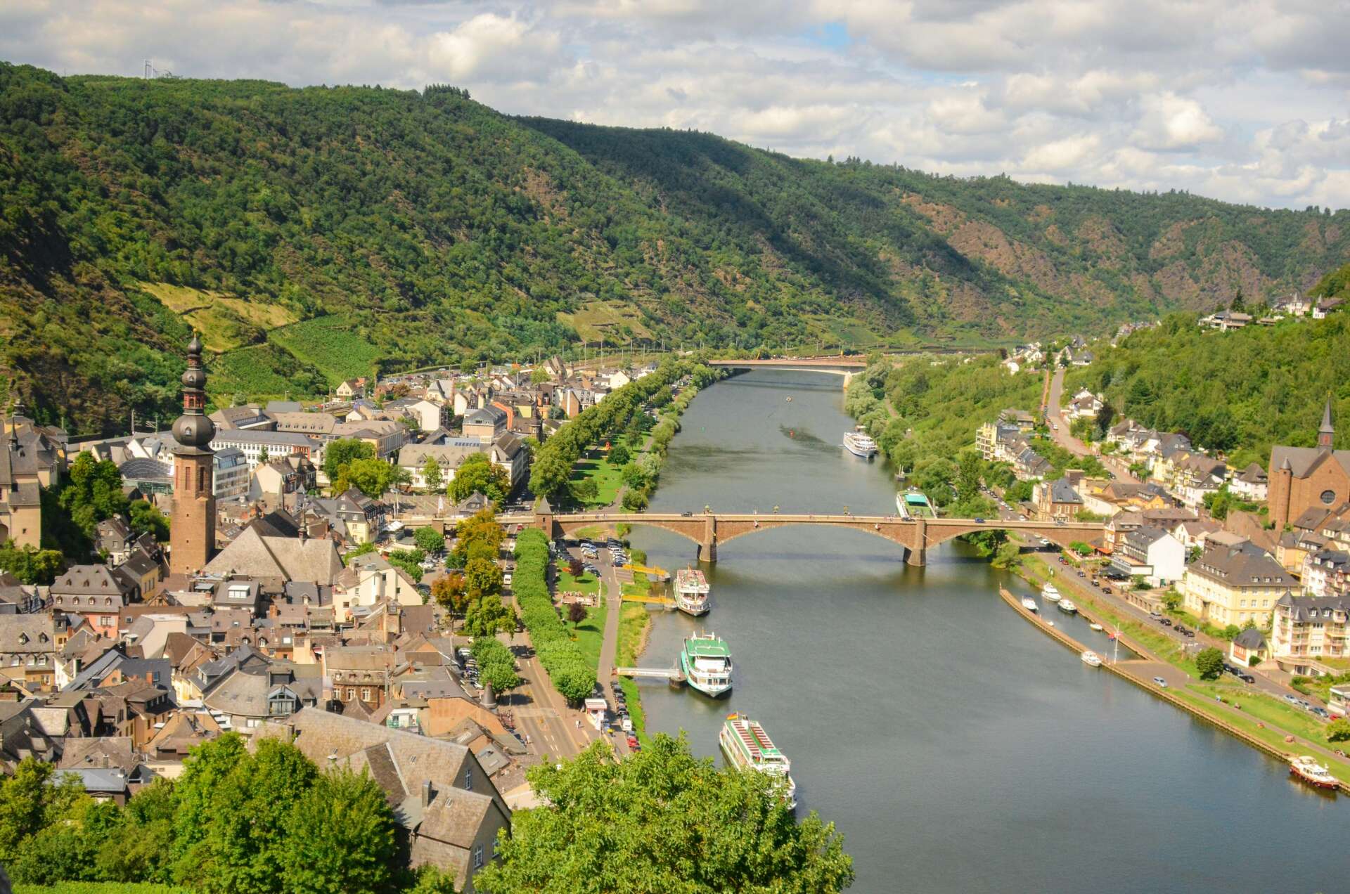 Blick auf die Mosel und eine Ortschaft in Rheinland-Pfalz