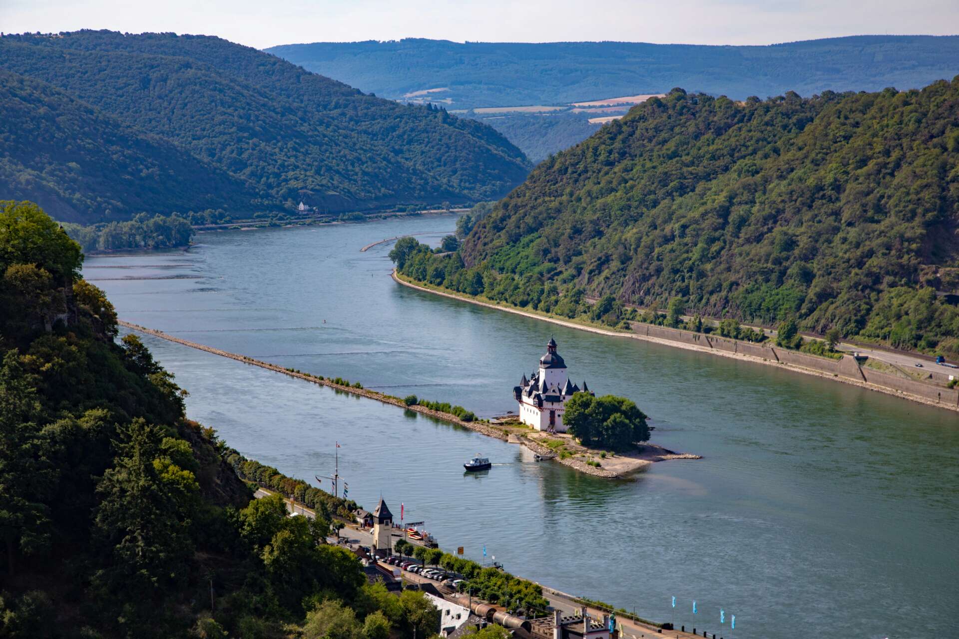 Blick vom Rheinsteig auf den Rhein und die Burg Pfalzgrafenstein in Rheinland-Pfalz